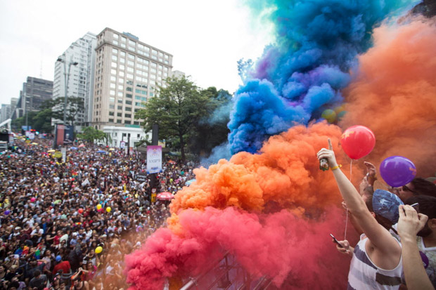 Legenda: SAO PAULO, BRASIL - 28-05-2016: Parada do Orgulho LGBT: Trio eletrico solta fumaca colorida durante a parada. O tema da parada deste ano  "Lei de Identidade de Gnero J - Todos Juntos contra a Transfobia" (Diego Padgurschi /Folhapress - (COTIDIANO) *** ****