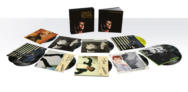 LPs e livros com msicas e fotos que integram a caixa "A New Career in a New Town (1977-1982)"