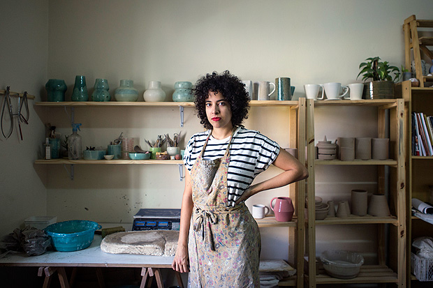 A ceramista Sofia que resolveu empreender fazendo peas em ateli compartilhado em Pinheiros. (Foto Ptala Lopes/ Coletivo Amapoa)