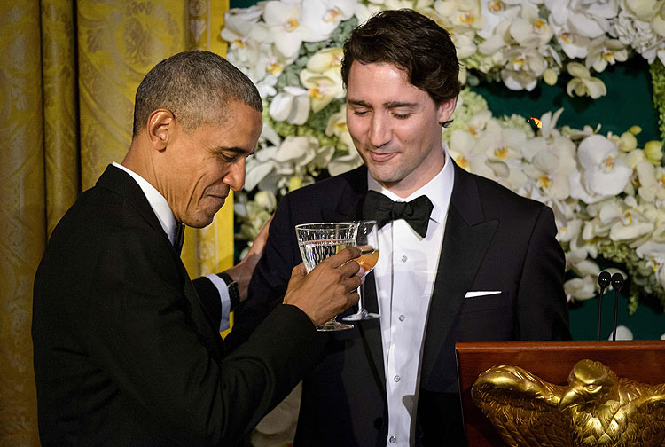 US President Barack Obama (L) and Canadian Prime Minister Justin Trudeau toast during a state dinner at the White House March 10, 2016 in Washington, DC. / AFP PHOTO / Brendan Smialowski