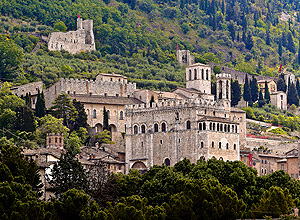 Gubbio transporta turistas do coração da Itália moderna à Idade Média