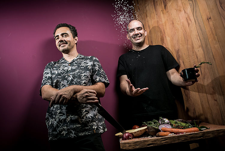Chefs Jos Barattino ( direita) e Gilson de Almeida que vo abrir o Homa, restaurante vegetariano em Pinheiros