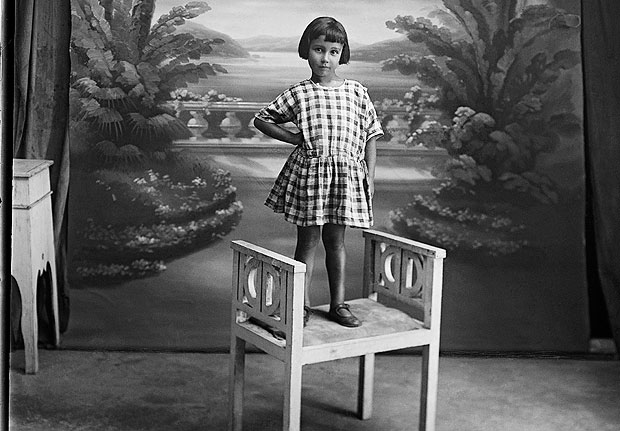 Maria Bernadette, filha de Chichico Alkmim, fotografada em Diamantina, na dcada de 1920