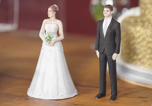 Topo de bolo feito com impressora 3D garante reproduo mais fiel dos noivos