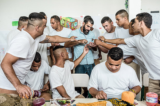 Estilista Gustavo Silvestre (de camisa azul) ensina croch a presos em Guarulhos