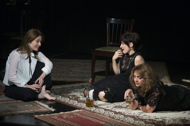Marianna Mac Niven, Claudia Ventura e Letcia Isnard em cena do espetculo "Agosto"