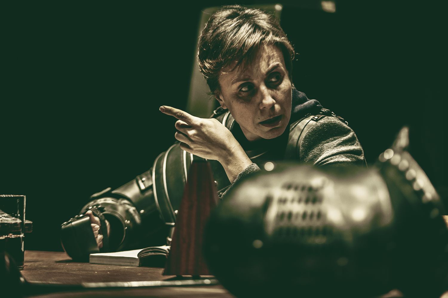 Patrcia Selonk como Hamlet em montagem da Armazm Companhia para a tragdia de Shakespeare