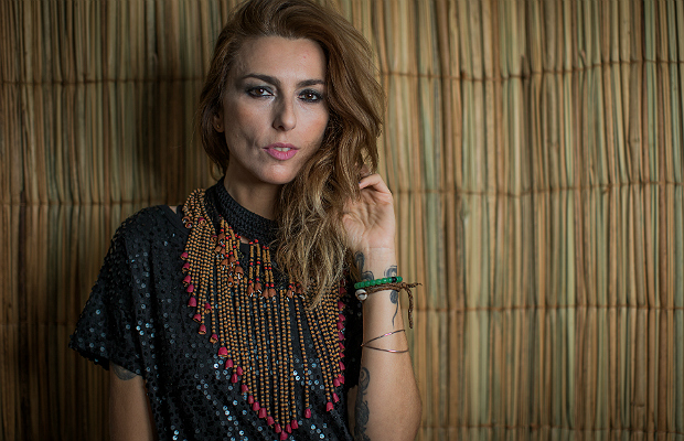 A empresria Chiara Gadaleta usa colar feitos com sementes de morotot, em So Paulo