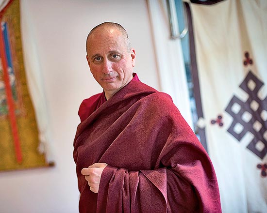 Neto da lendria editora de moda Diana Vreeland, Nicholas  monge budista e fotgrafo oficial do Dalai Lama 