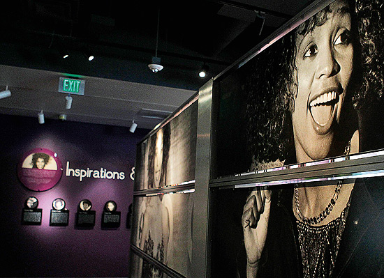 Homenagem a Whitney Houston no Grammy Museum, um dos mais incrveis da cidade de Los Angeles, na Califrnia
