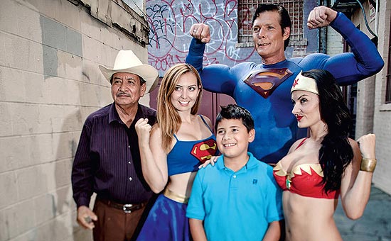 Supergirl (esq.), Christopher Dennis como Super-Homem e Jeniffer Wenger vestida de Mulher-Maravilha (dir.) posam com turistas mexicanos 