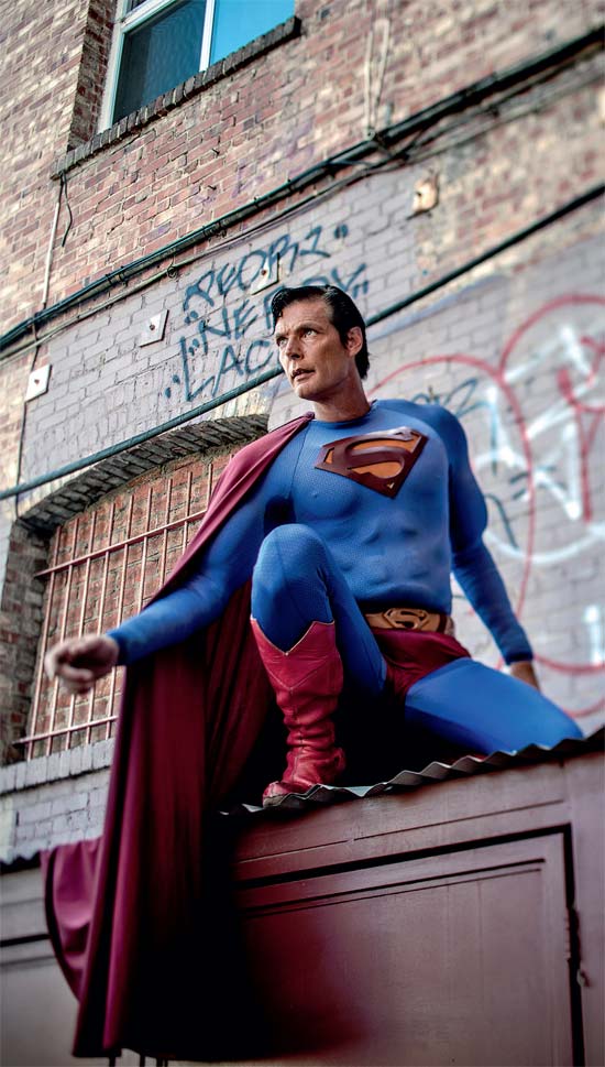 Super-Homem de Los Angeles (foto), que sobrevive de gorjeta de turistas