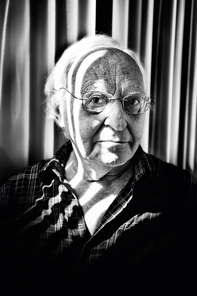 O artista Abraham Palatnik, 85, posa em sua casa na Urca, no Rio de Janeiro (RJ)