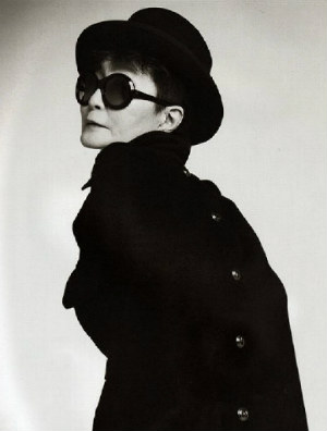 A artista plstica, cantora e performer Yoko Ono, que ainda mora no apartamento que dividiu com John Lennon