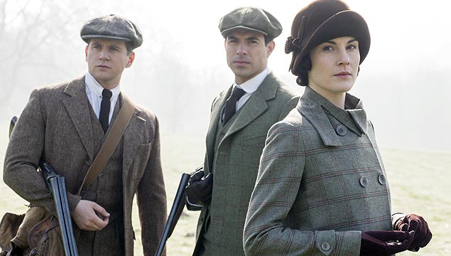 Allen Leech, Tom Cullen e Michelle Dockery em cena da série "Downton Abbey"
