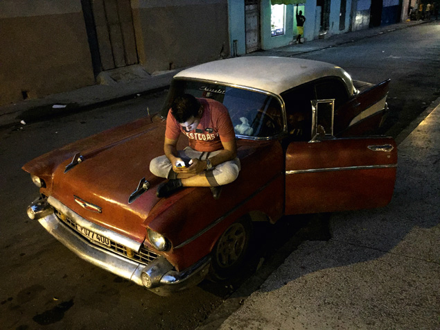 Canvas - O fotgrafo carioca Luiz Frotta retratou a chegada dos pontos pblicos de acesso ao wi-fi em Havana, Cuba, em 2015. O ensaio “Wi-Fi: Another Revolution in Cuba” (2015)  um dos selecionadio do festival Paraty em Foco 2015#serafina90