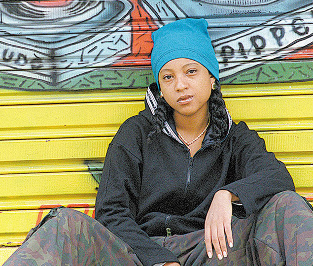 Em 2001, aos 22, Negra Li j fazia sucesso como membro do grupo de rap RZO