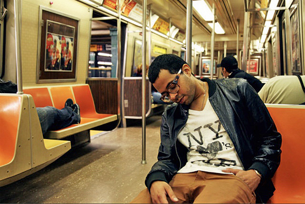 Homem dorme em vago de metr de NY
