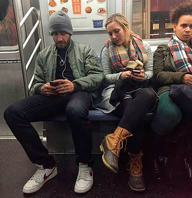 Jake Gyllenhaal  fotografado usando metr em NY