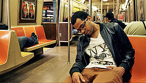 Homem dorme em vagão de metrô de NY Reprodução