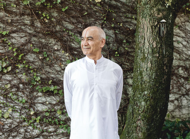 O homem mais importante da yoga Iyengar, Faeq Biria, 69