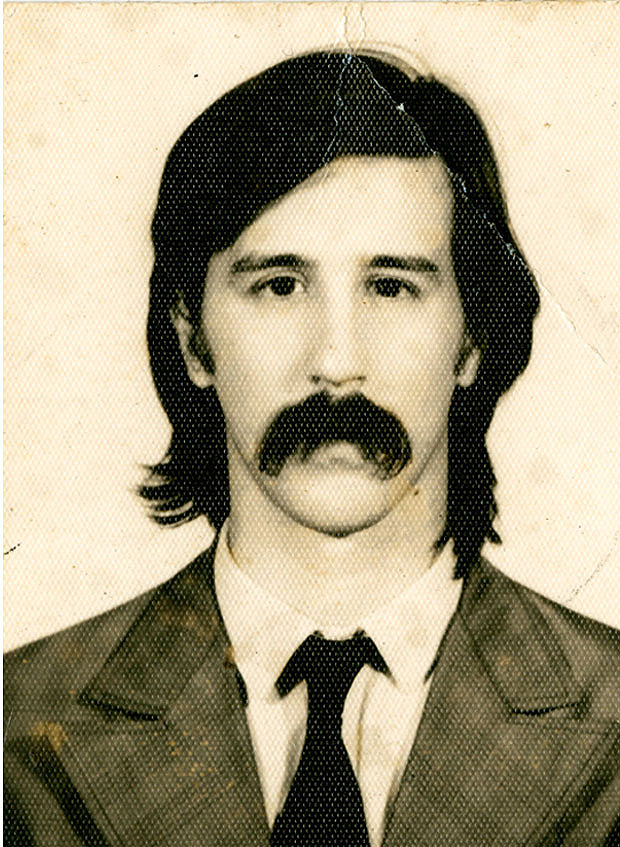 Foto 5x7 de meados de 1980, feita para seu primeiro passaporte