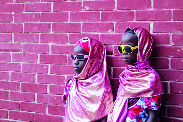 Duas personagens nigerianas registradas pela fotgrafa Fati Abubakar, no perfil Bits of Borno, do instagram