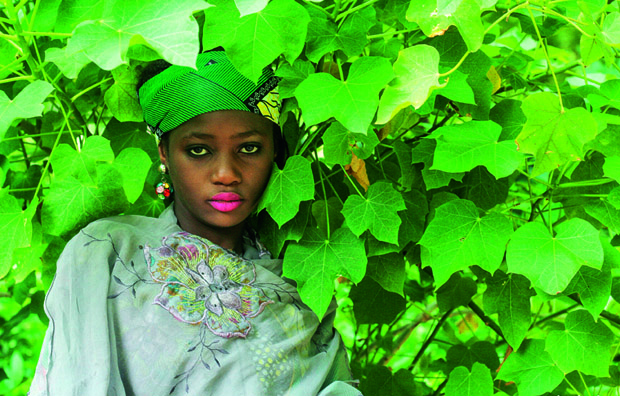 Mulher nigeriana retratada pela fotgrafa Fati Abubakar, dona do perfil Bits of Borno, no instagram