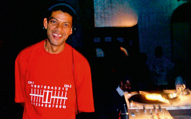 O DJ do Racionais MC's discotecando em Santo Andr no comeo dos anos 2000