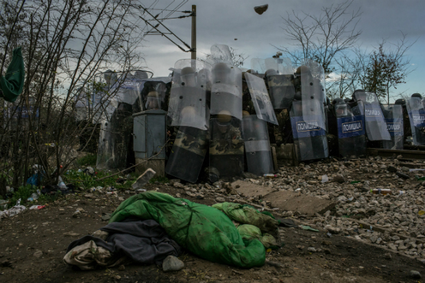 Srie refugiados (2016) - Foto Impressa. nico brasileiro a receber um prmio Pulitzer, o fotgrafo *Mauricio Lima* acompanhou por seis meses a jornada de refugiados srios em rota at a Sucia e a documentou nas fotos de 