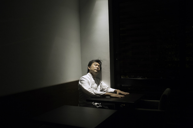 O chef Tsuyoshi Murakami - foto publicada na edio de maro de 2017 da revista Serafina