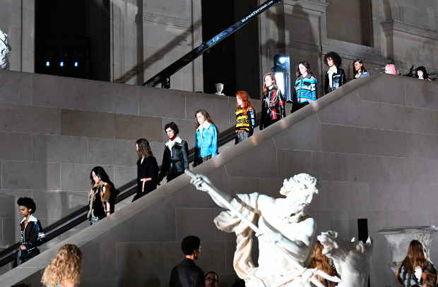 Em meio s esttuas do Museu do Louvre, os convidados da Louis Vuitton foram separados por muros, numa referncia ao governo do novo presidente americano, Donald TrumpSemana de moda de Paris. Publicada na revista Serafina de maro de 2017
