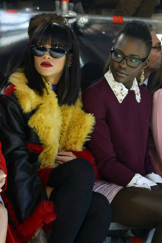 Rihanna e Lupita Nyong'o durante o desfile da Miu Miu na Semana de Moda de Paris em 2014.