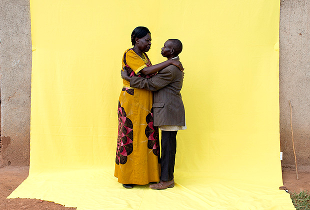 A foto faz parte da srie "Anatomy of Forgiveness" (anatomia do perdo), para que a artista visual croata Lana Mesic foi a Ruanda fotografar membros da maioria tnica Hutu que participaram do massacre dos Tutsi, em 1994, pedindo perdo a familiares das vtimas. ***DIREITOS RESERVADOS. NO PUBLICAR SEM AUTORIZAO DO DETENTOR DOS DIREITOS AUTORAIS E DE IMAGEM***