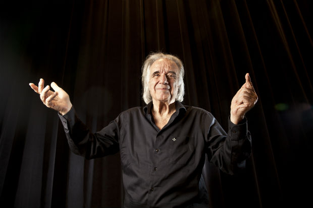 Maestro e pianista João Carlos Martins, em apresentação no Teatro CIEE