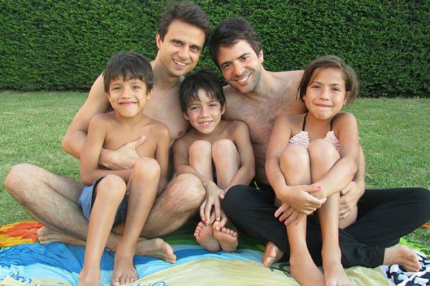 Apresentador da Disney e escritor Vinicius Campos com seu marido e seus trs filhos adotivos.