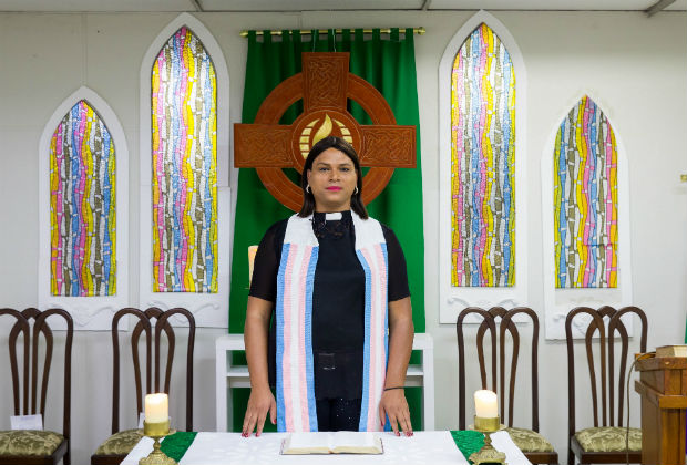 Professora e pastora trans Alexya Salvador. A Folha passou oito horas com oito mulheres para o especial de Dia das Mulheres.