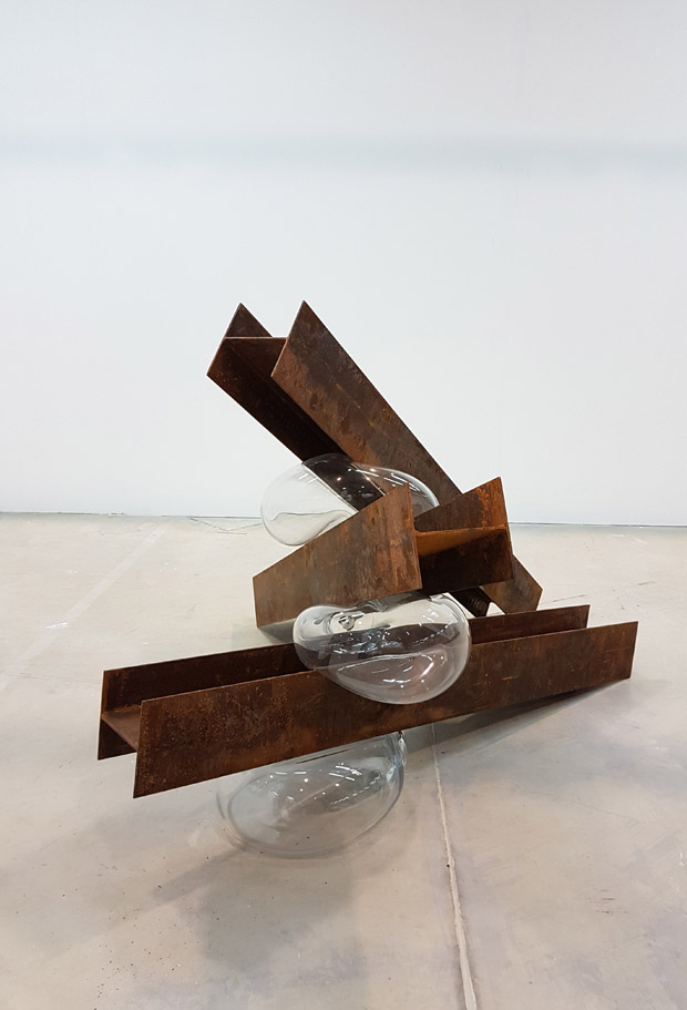 vigas de ao e bolhas de vidro soprado - Por meio do jogo entre pesos e densidades, o brasiliense Tlio Pinto busca equilibrar materiais como ferro e vidro. 