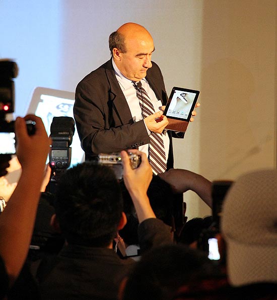 Presidente da Acer, Gianfranco Lanci, revela o protótipo de tablet da companhia com sete polegadas e Android