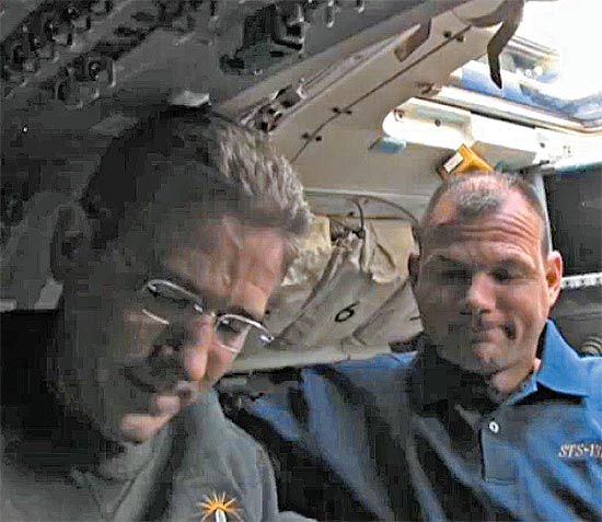 Vídeo publicado pela agência espacial norte-americana no YouTube mostra dia de trabalho no espaço (bit.ly/nasayout)