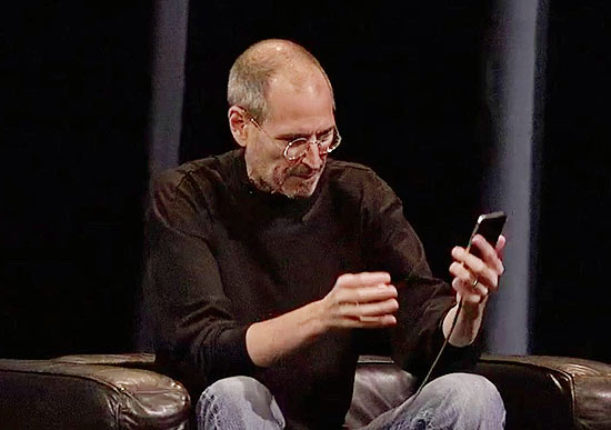 Steve Jobs, executivo-chefe da Apple, segurando iPhone 4 da forma que ele não recomenda