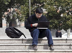 Homem usa laptop no colo em Xangai, na China; estudo diz que a prática pode reduzir a qualidade dos espermatozoides