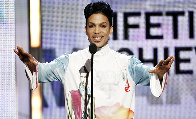 Prince recebe prêmio em Los Angeles; cantor não disponibilizará CD novo para download