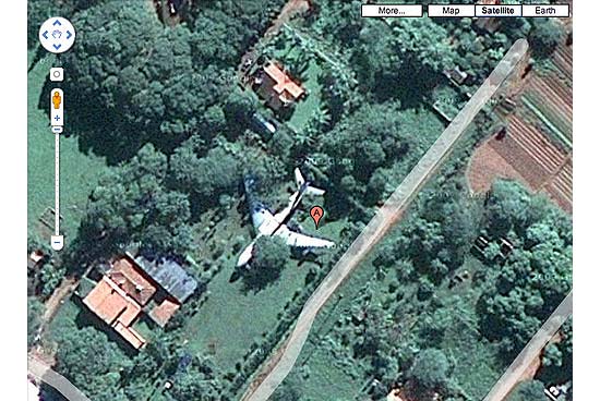 Foto mostra um avio em um quintal do Paraguai, aparentemente escondido sob as rvores