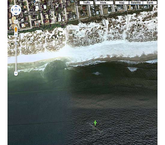 Foto aparenta ser avião submerso na água; efeito pode ser resultado de sombra, segundo afirma site