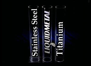 Reproduo do vdeo da LiquidMetal, disponvel no Youtube; material da empresa seria um vidro metlico