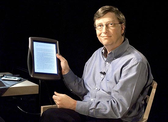 Bill Gates, então presidente do conselho da Microsoft, apresentou Tablet PC da companhia em 2000