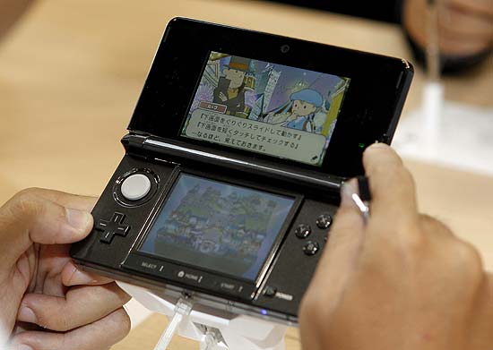 3DS sendo manipulado por um visitante em uma conferência da Nintendo
