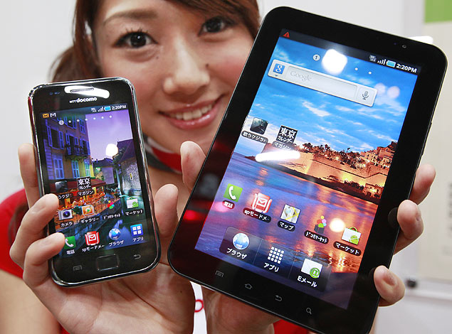 Modelo mostra o smartphone Galaxy S (à esquerda) e o tablet Galaxy Tab, ambos fabricados pela Samsung