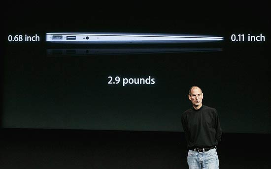Steve Jobs, executivo-chefe da Apple, demonstra o novo MacBook Air, com armazenamento em memória flash